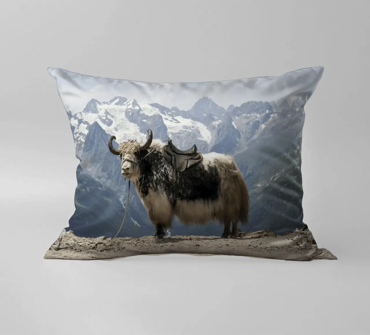 Yak in piedi su uno sfondo montano innevato cuscino da The Herringstore