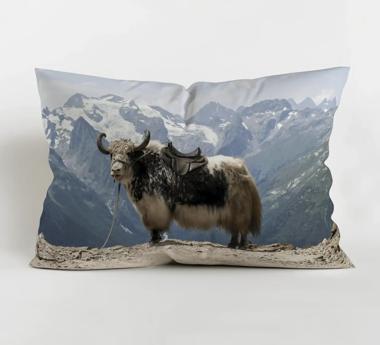 Yak in piedi su uno sfondo montano innevato cuscino da The Herringstore