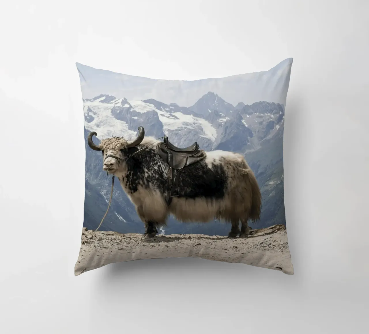 Yak in piedi su uno sfondo montano innevato cuscino da The Herringstore