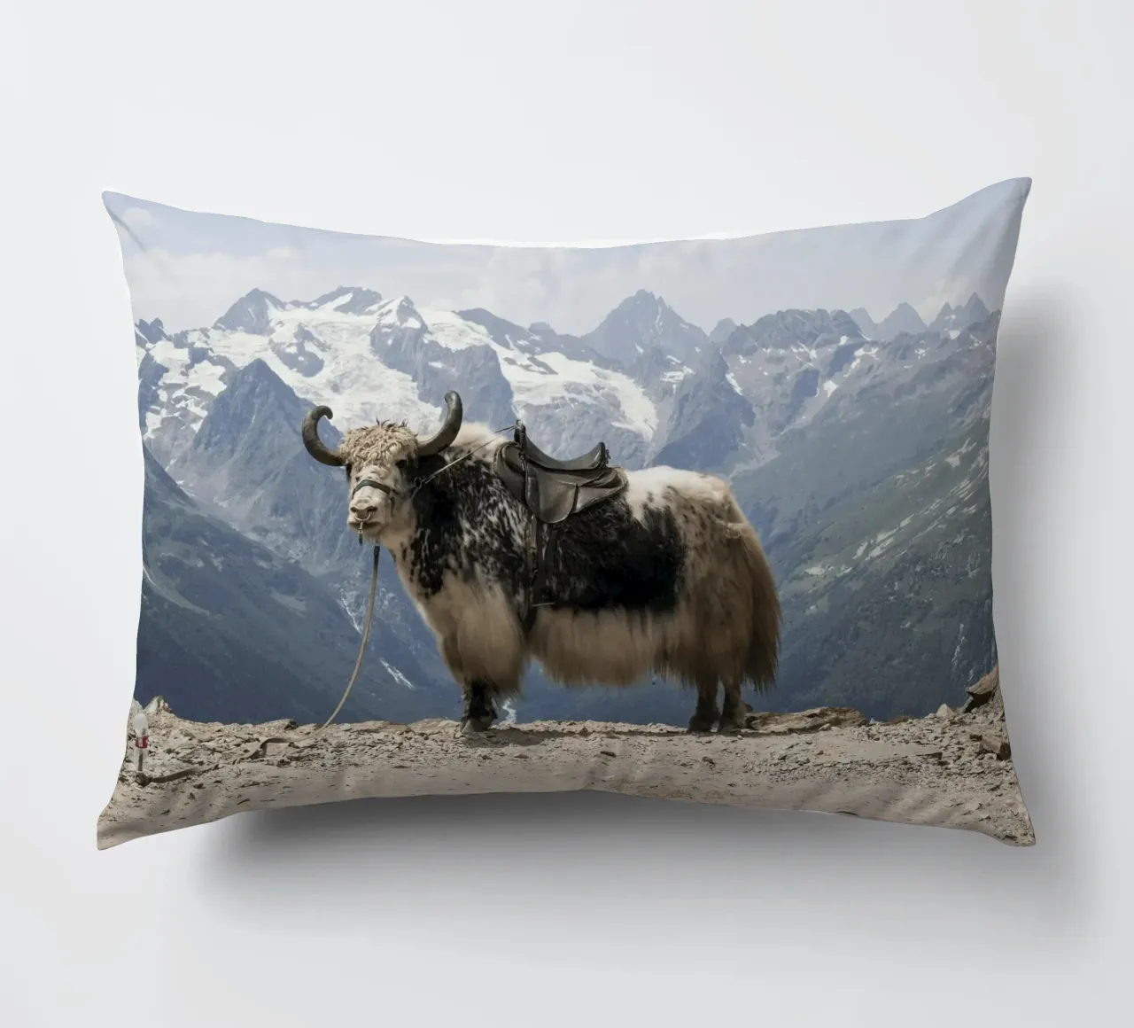 Yak in piedi su uno sfondo montano innevato cuscino da The Herringstore