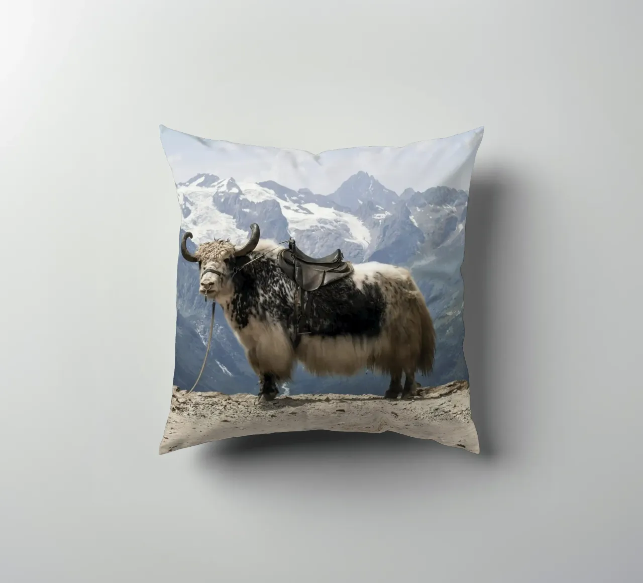Yak in piedi su uno sfondo montano innevato cuscino da The Herringstore