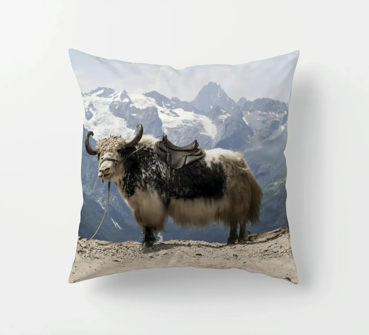 Yak in piedi su uno sfondo montano innevato cuscino da The Herringstore