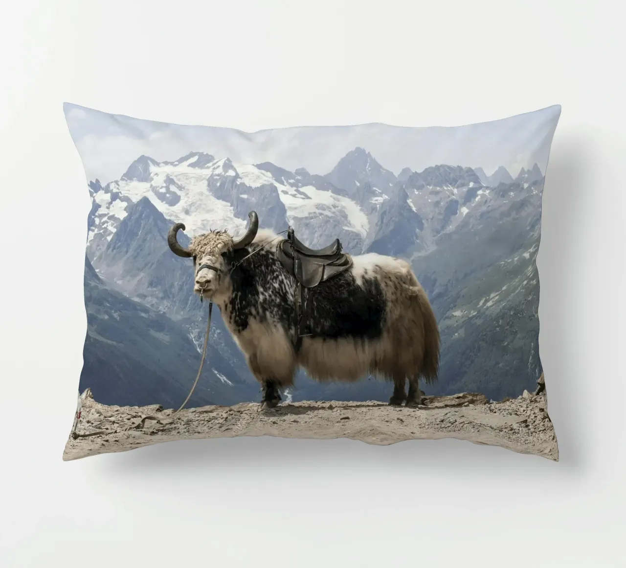 Yak in piedi su uno sfondo montano innevato cuscino da The Herringstore