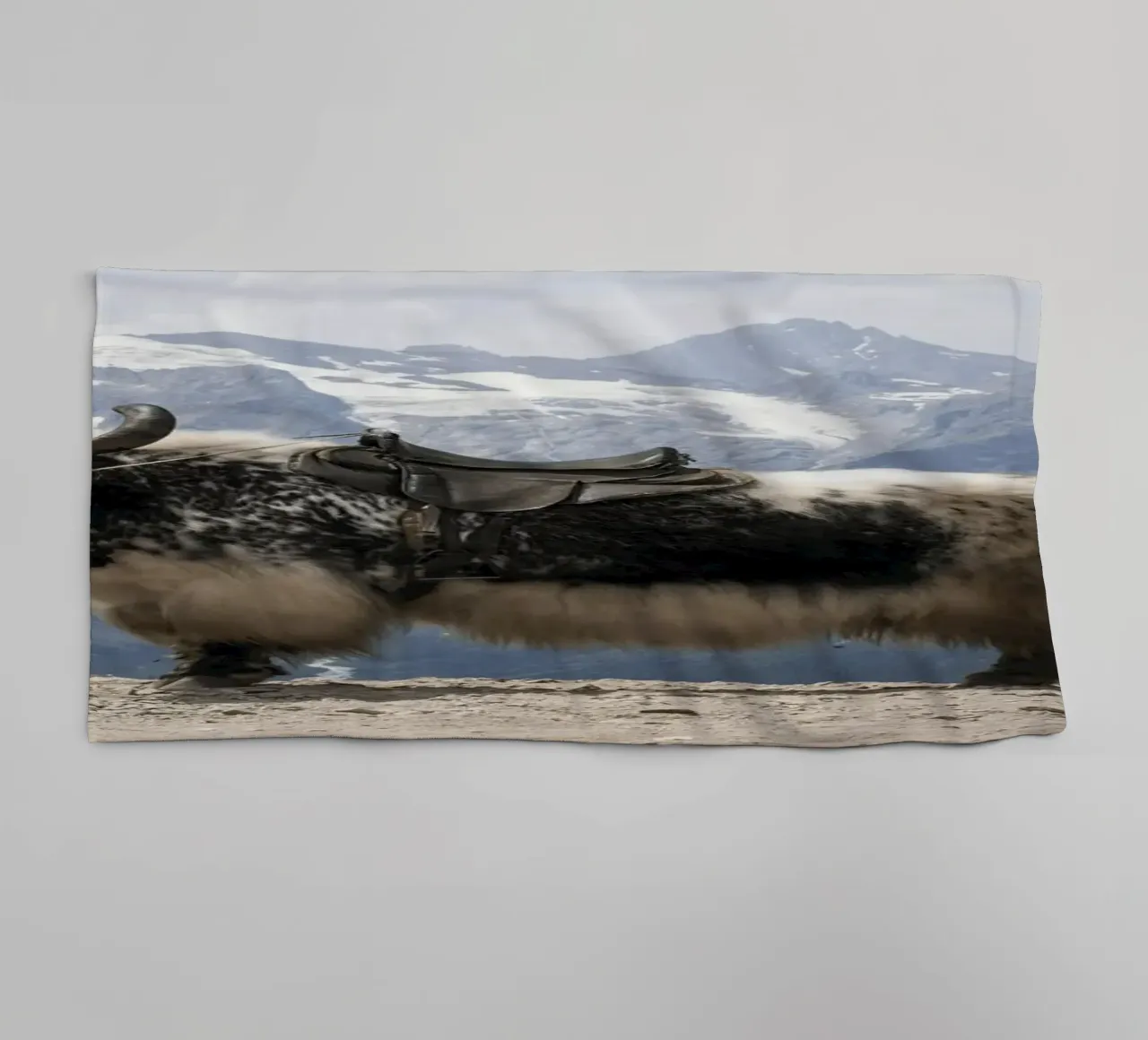 Yak in piedi su uno sfondo montano innevato asciugamano da bagno da The Herringstore