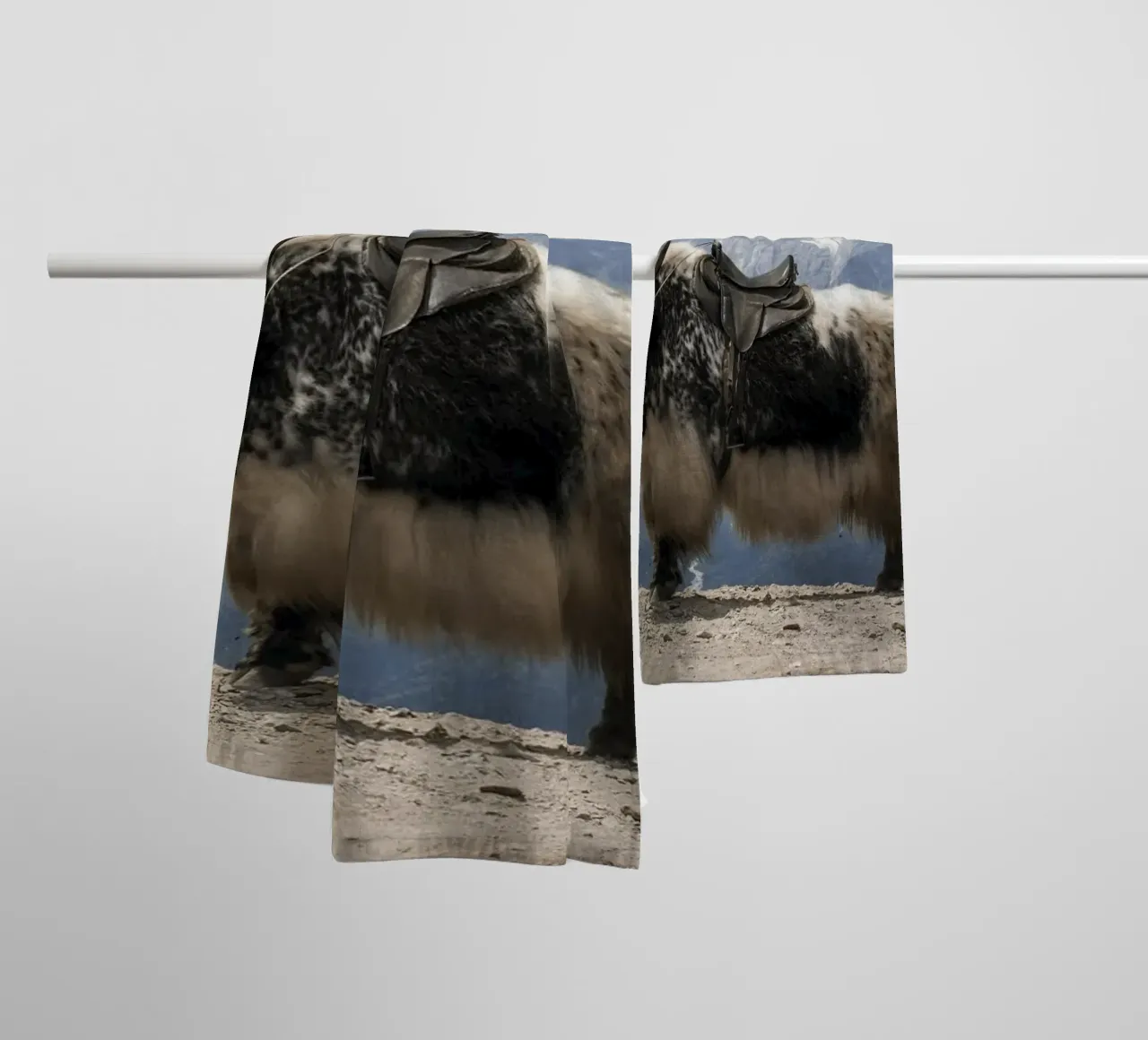 Yak in piedi su uno sfondo montano innevato asciugamano da bagno da The Herringstore