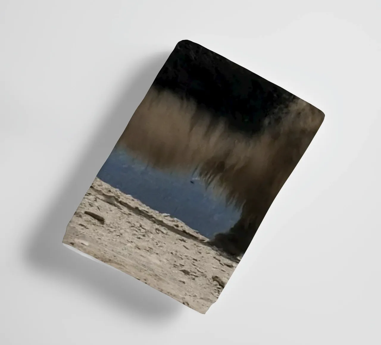 Yak in piedi su uno sfondo montano innevato asciugamano da bagno da The Herringstore