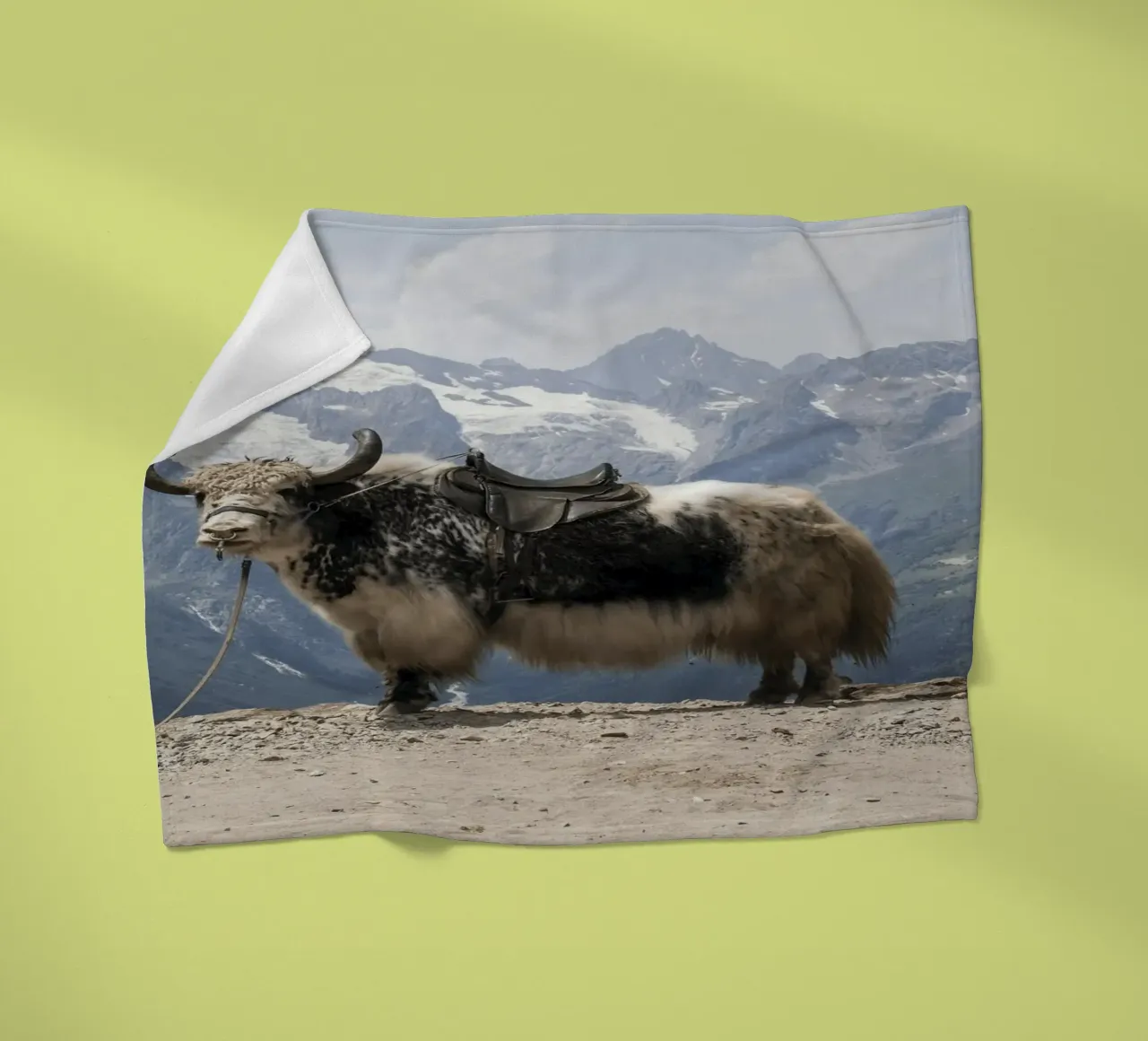 Yak in piedi su uno sfondo montano innevato coperta in pile da The Herringstore