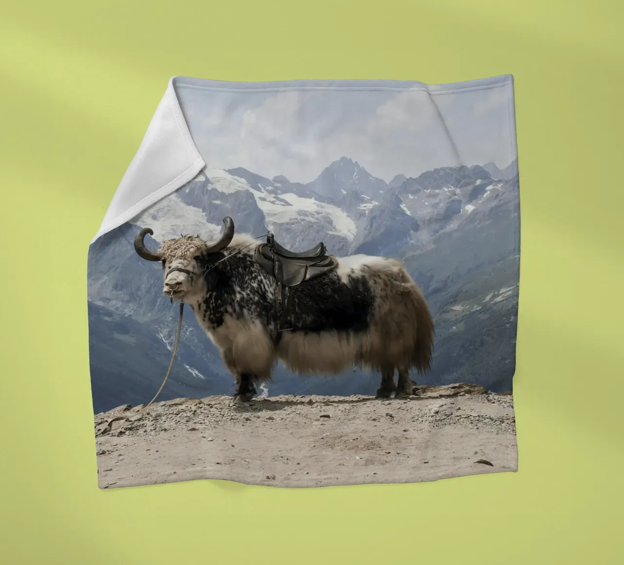 Yak in piedi su uno sfondo montano innevato coperta in pile da The Herringstore