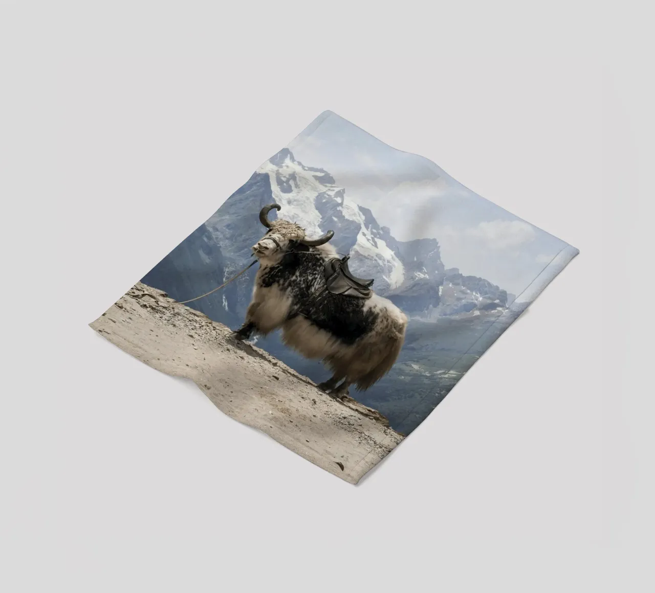 Yak in piedi su uno sfondo montano innevato coperta in pile da The Herringstore