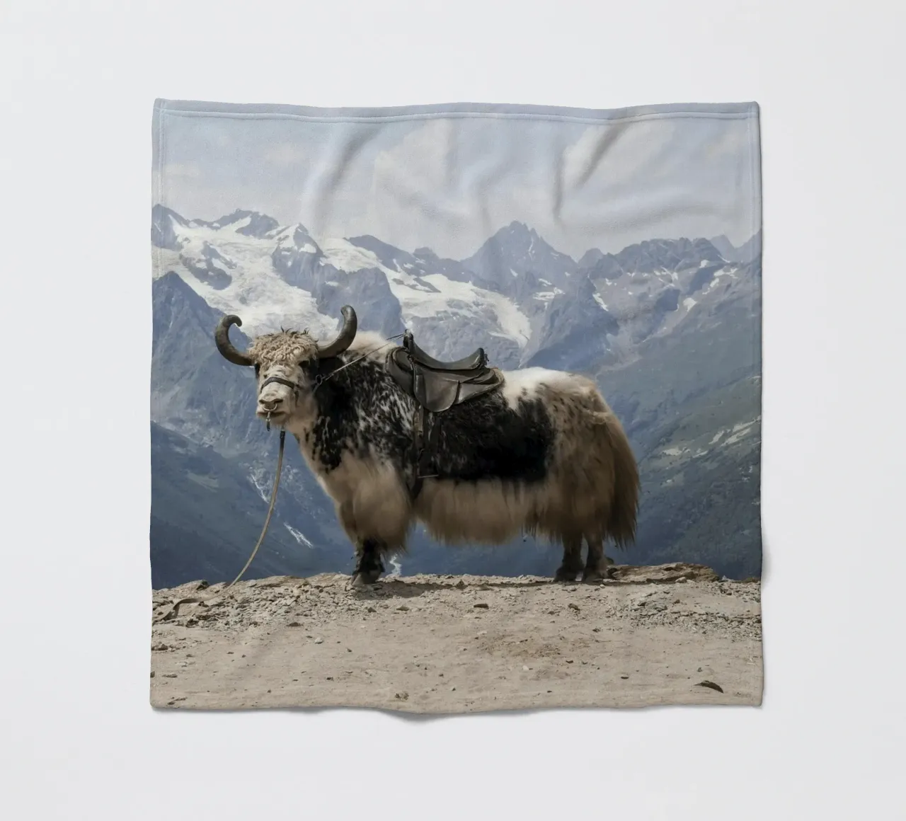 Yak in piedi su uno sfondo montano innevato coperta in pile da The Herringstore