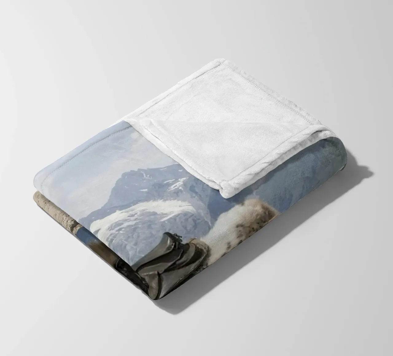Yak in piedi su uno sfondo montano innevato coperta in pile da The Herringstore