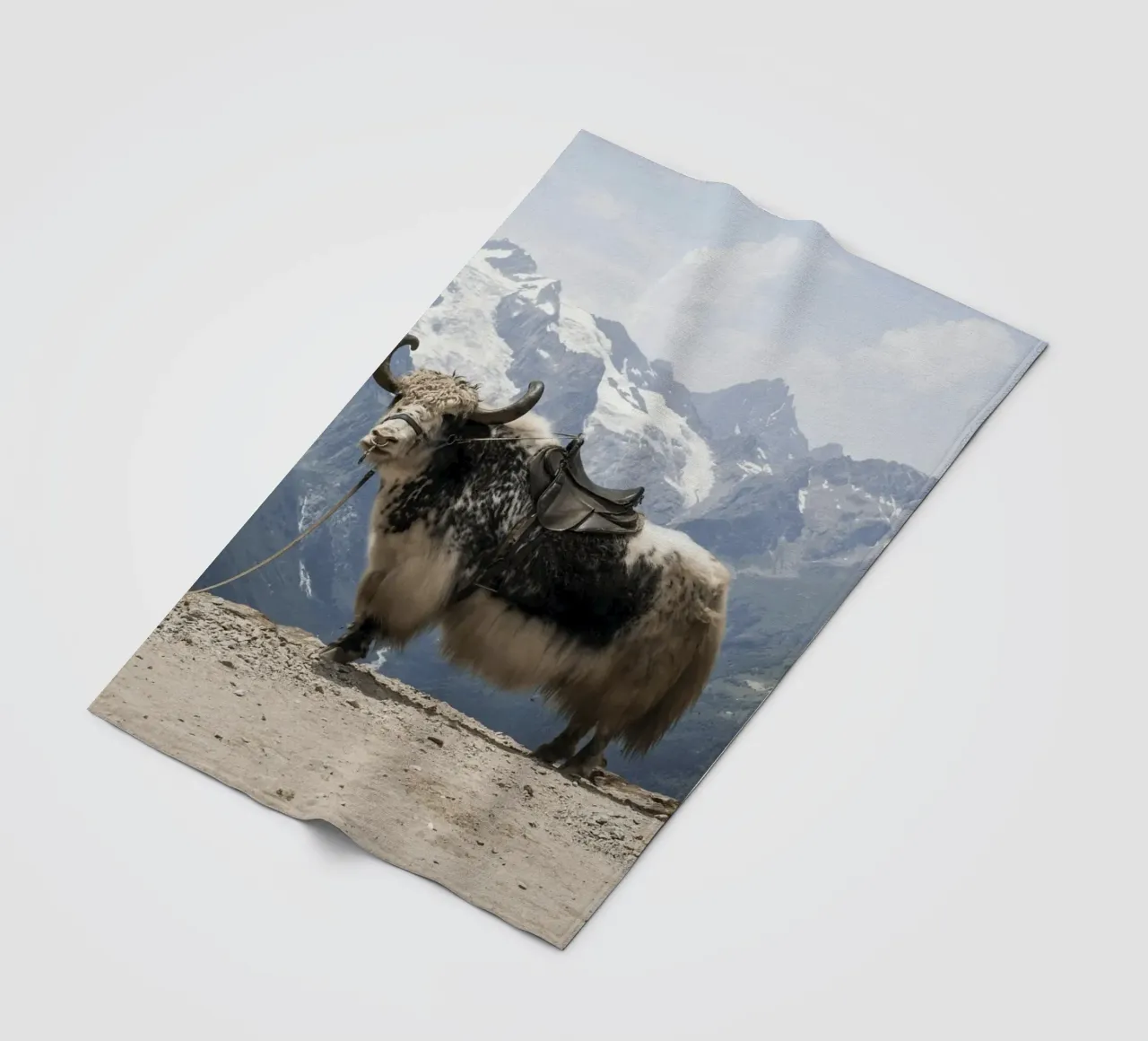 Yak in piedi su uno sfondo montano innevato coperta in pile da The Herringstore