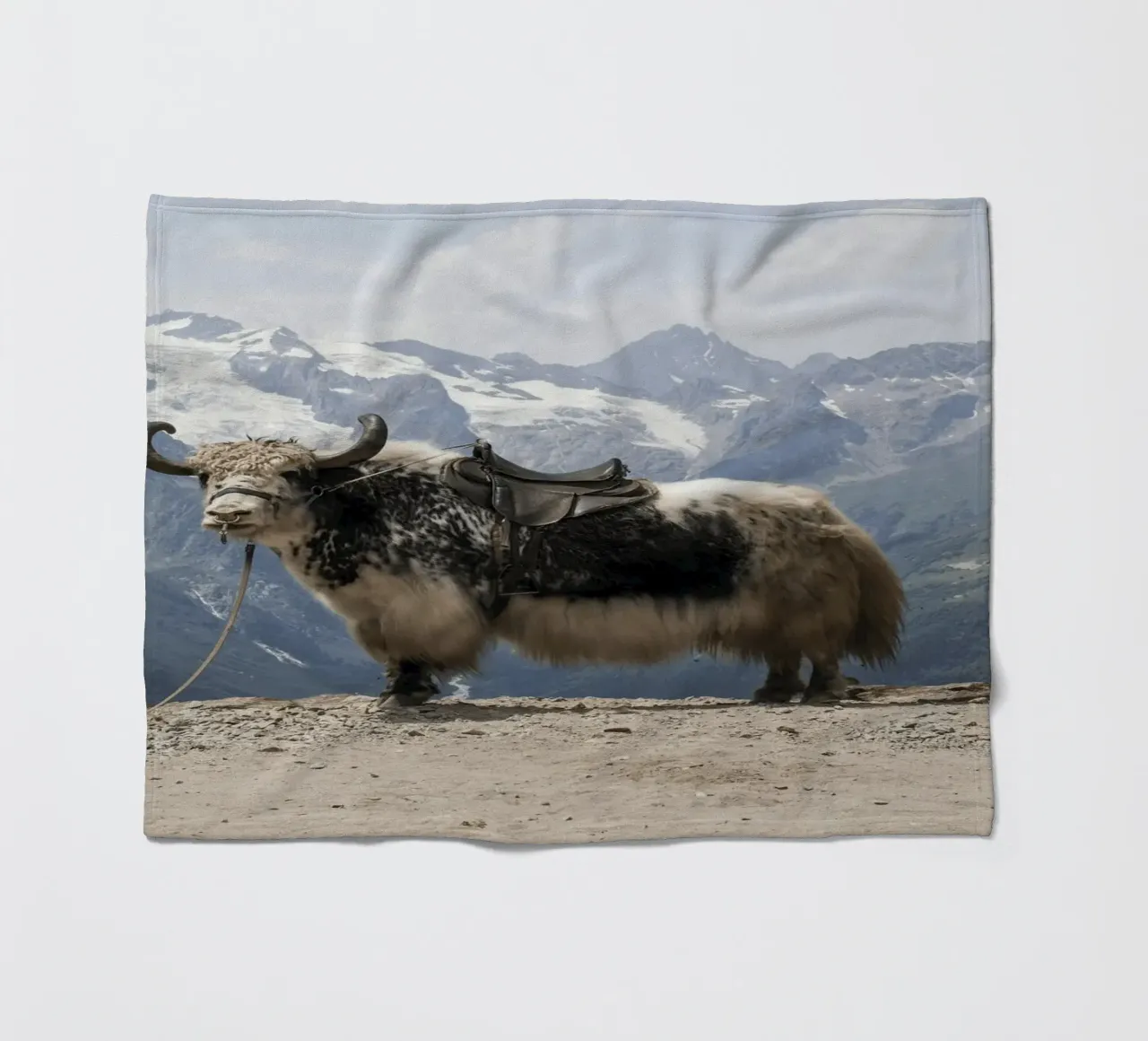Yak in piedi su uno sfondo montano innevato coperta in pile da The Herringstore