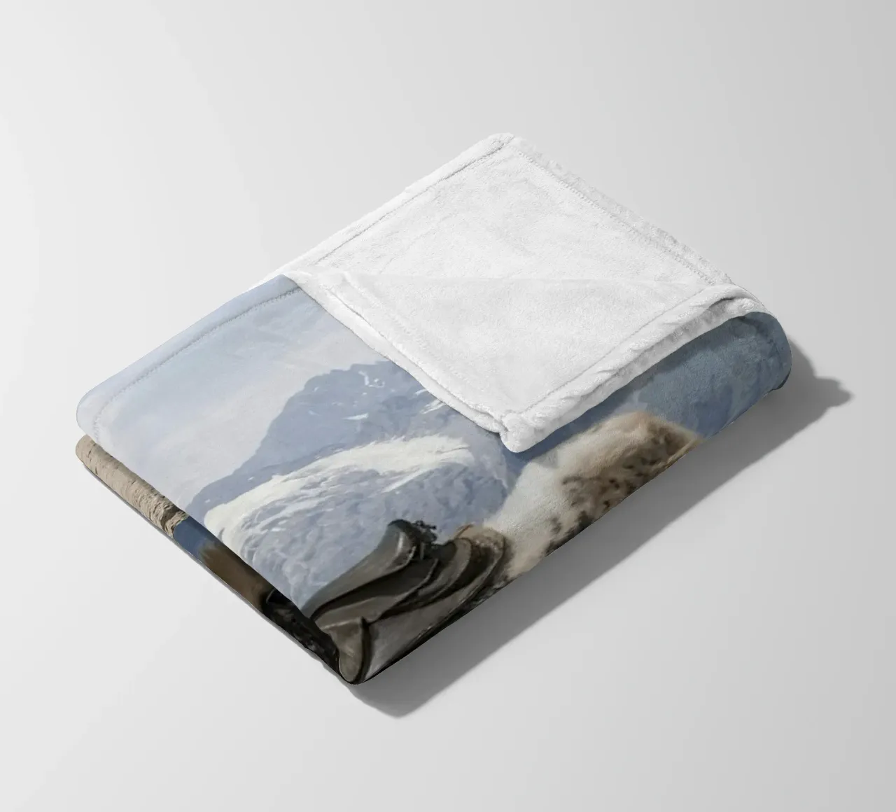 Yak in piedi su uno sfondo montano innevato coperta in pile da The Herringstore