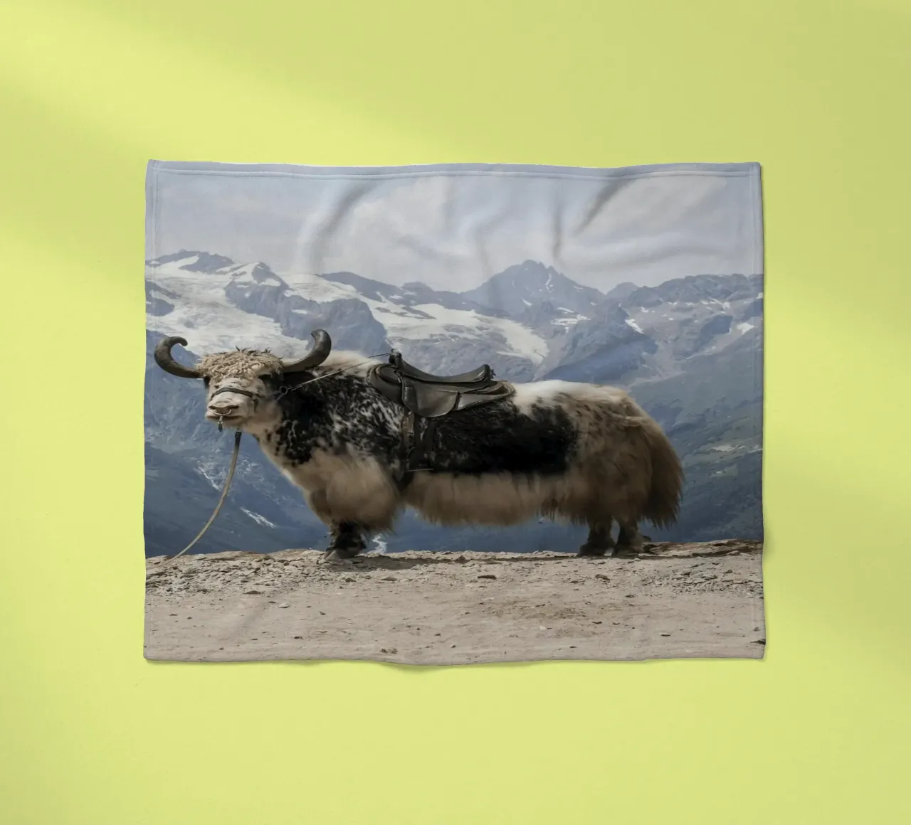 Yak in piedi su uno sfondo montano innevato coperta in pile da The Herringstore
