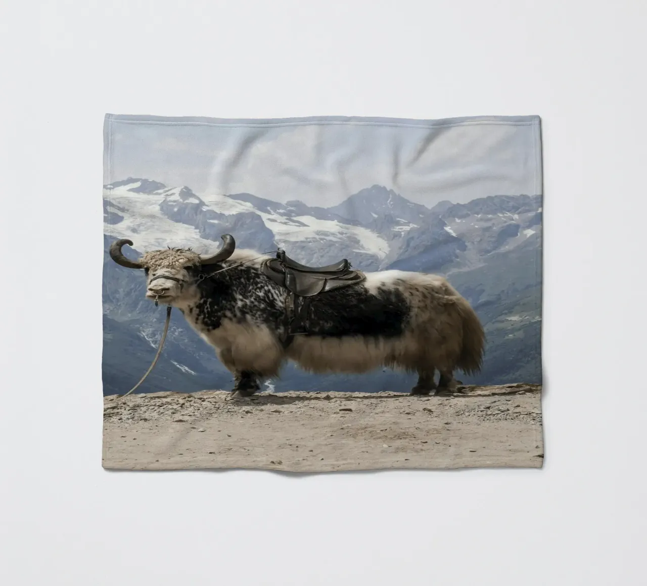 Yak in piedi su uno sfondo montano innevato coperta in pile da The Herringstore