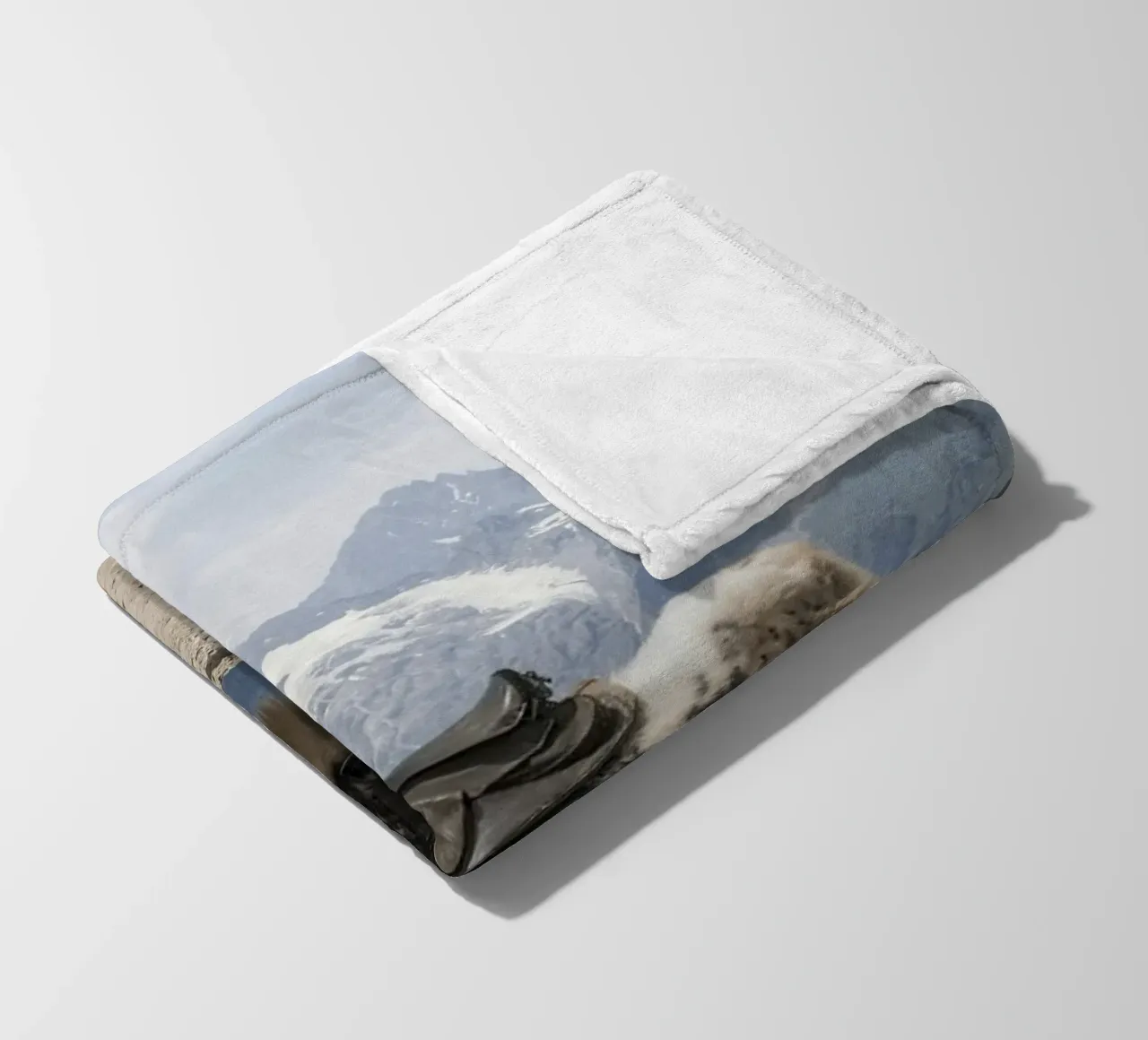 Yak in piedi su uno sfondo montano innevato coperta in pile da The Herringstore