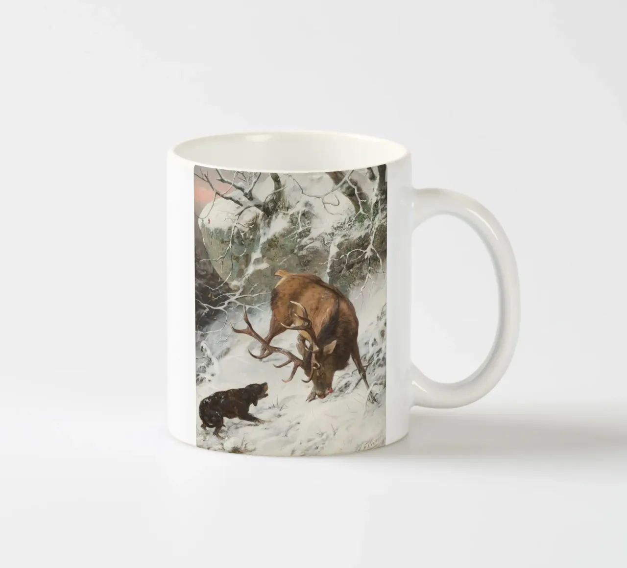 Caccia nella foresta invernale - cervo e cane da caccia nella neve tazza in ceramica da Studio Vibe