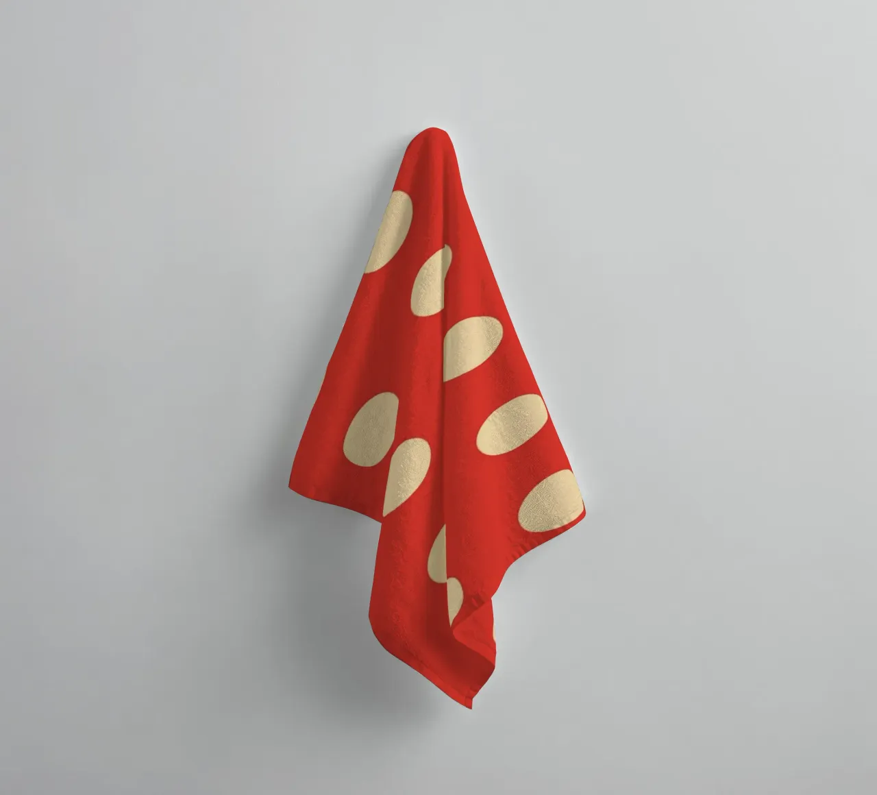 Polkadot rosso asciugamano da bagno da galihstudio