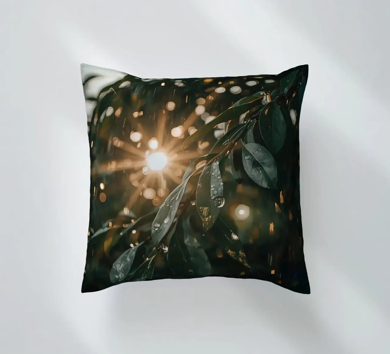 Luce solare e pioggia sulle foglie verde scuro cuscino da DesignDoodle