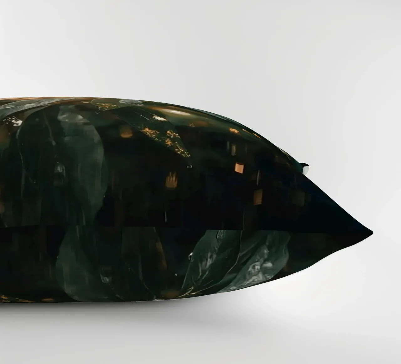 Luce solare e pioggia sulle foglie verde scuro cuscino da DesignDoodle
