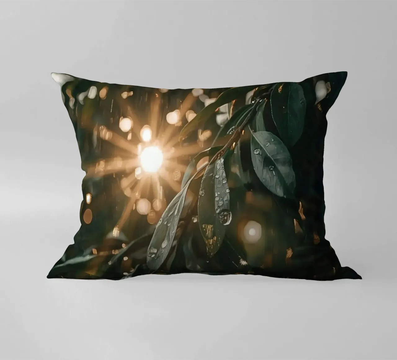Luce solare e pioggia sulle foglie verde scuro cuscino da DesignDoodle
