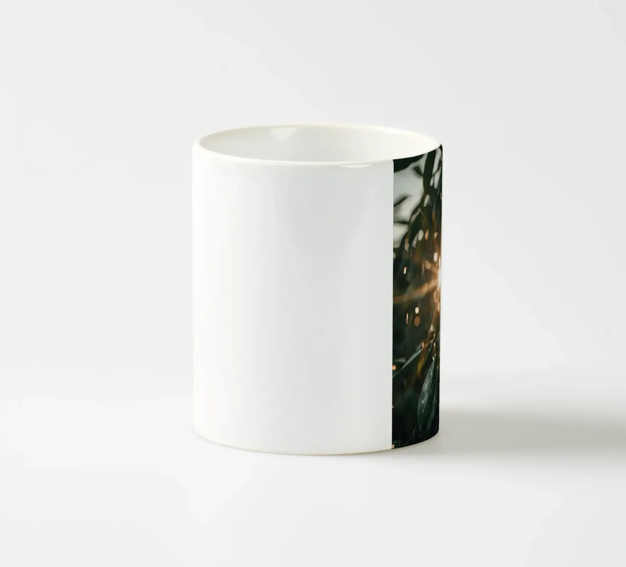 Luce solare e pioggia sulle foglie verde scuro tazza in ceramica da DesignDoodle