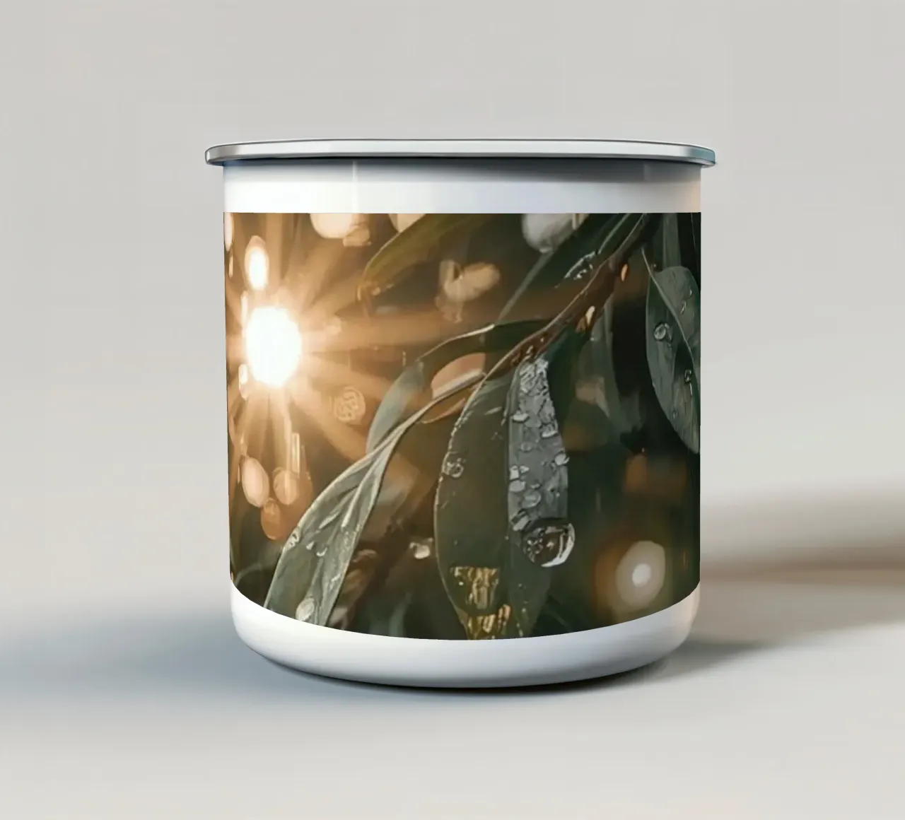 Luce solare e pioggia sulle foglie verde scuro tazza in smalto da DesignDoodle