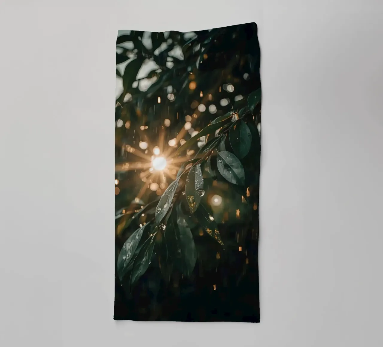 Luce solare e pioggia sulle foglie verde scuro asciugamano da bagno da DesignDoodle