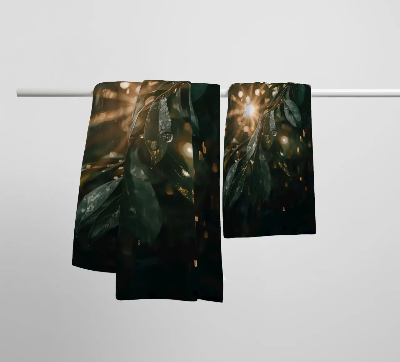 Luce solare e pioggia sulle foglie verde scuro asciugamano da bagno da DesignDoodle