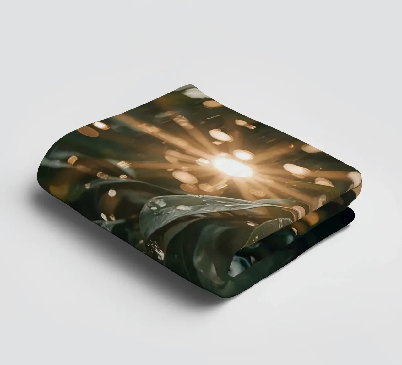 Luce solare e pioggia sulle foglie verde scuro asciugamano da bagno da DesignDoodle