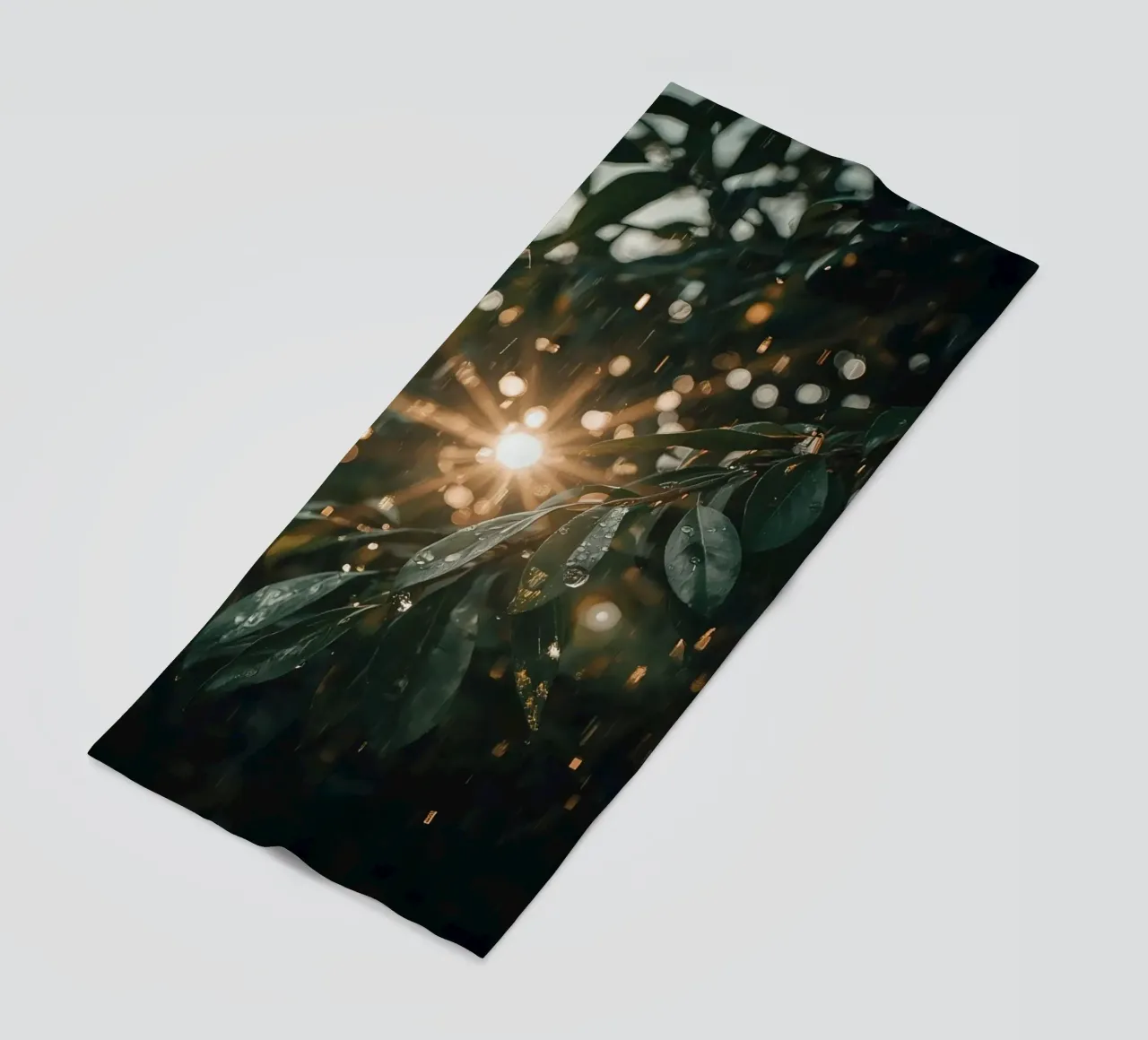 Luce solare e pioggia sulle foglie verde scuro telo mare da DesignDoodle