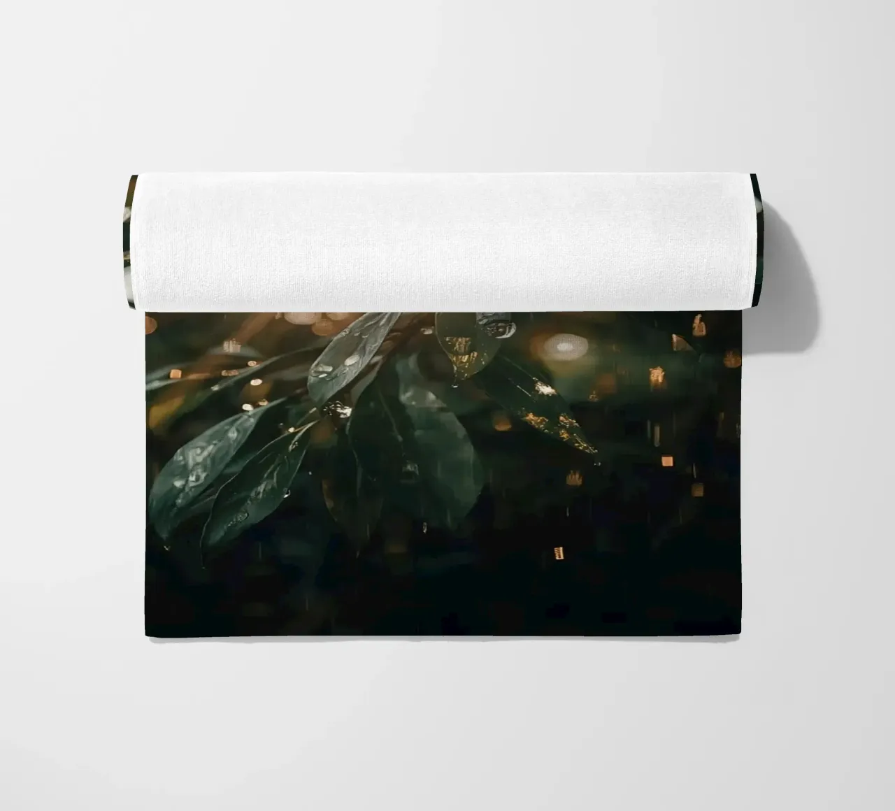 Luce solare e pioggia sulle foglie verde scuro telo mare da DesignDoodle