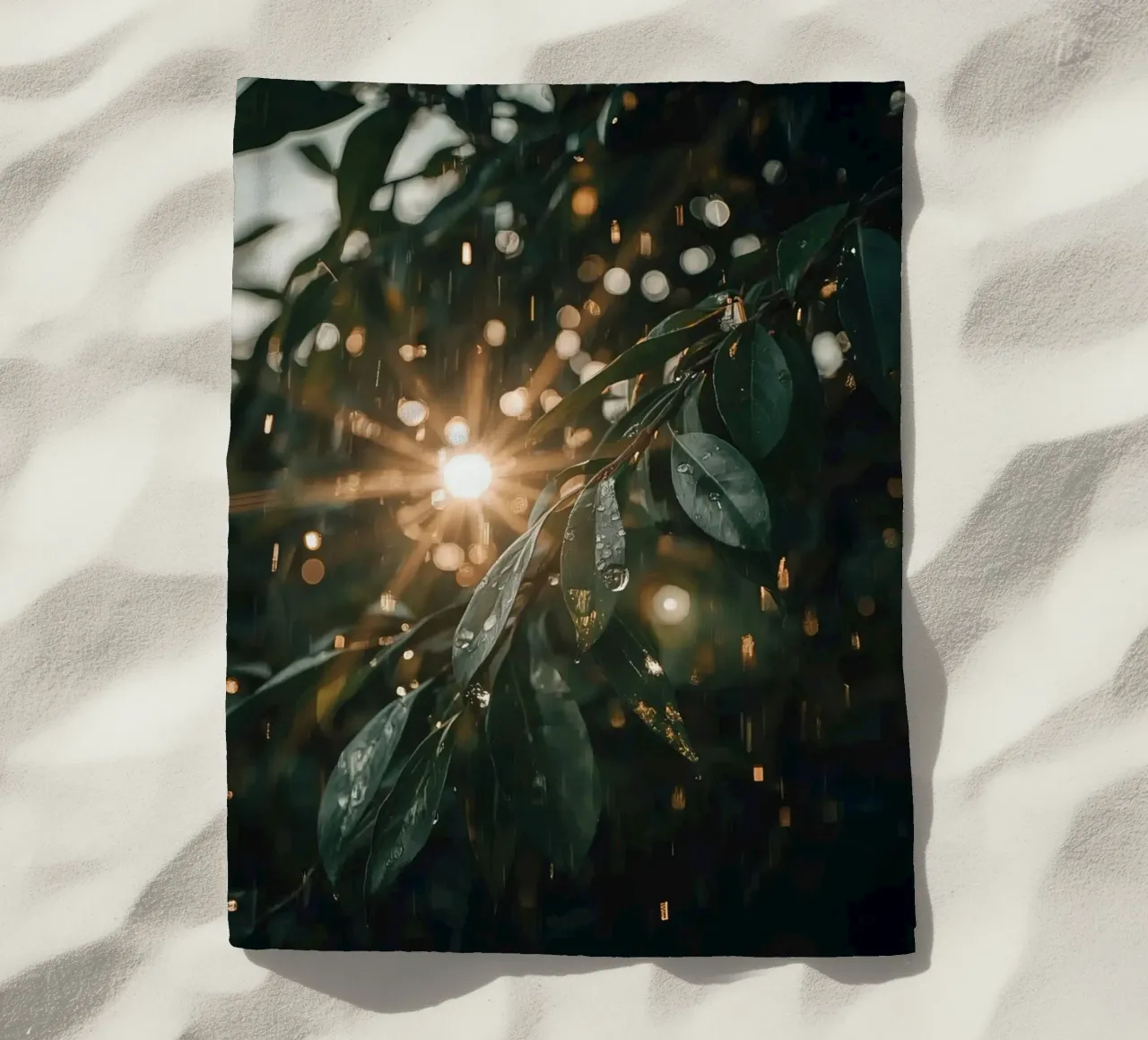 Luce solare e pioggia sulle foglie verde scuro telo mare da DesignDoodle