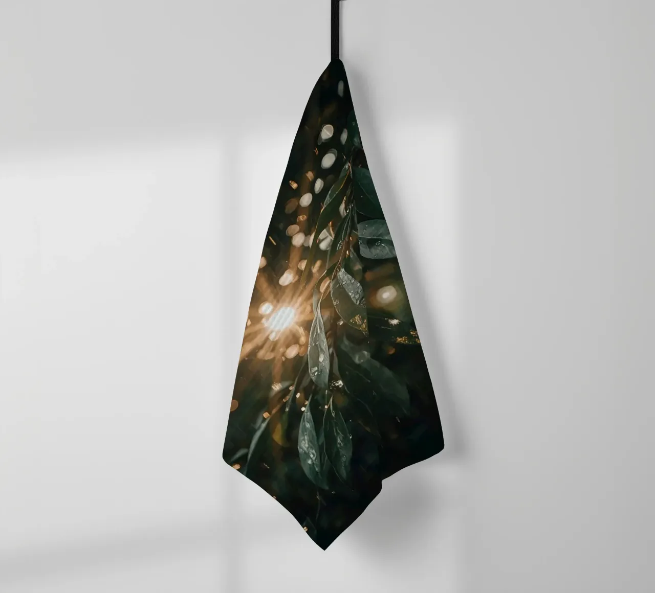Luce solare e pioggia sulle foglie verde scuro canovaccio da cucina da DesignDoodle