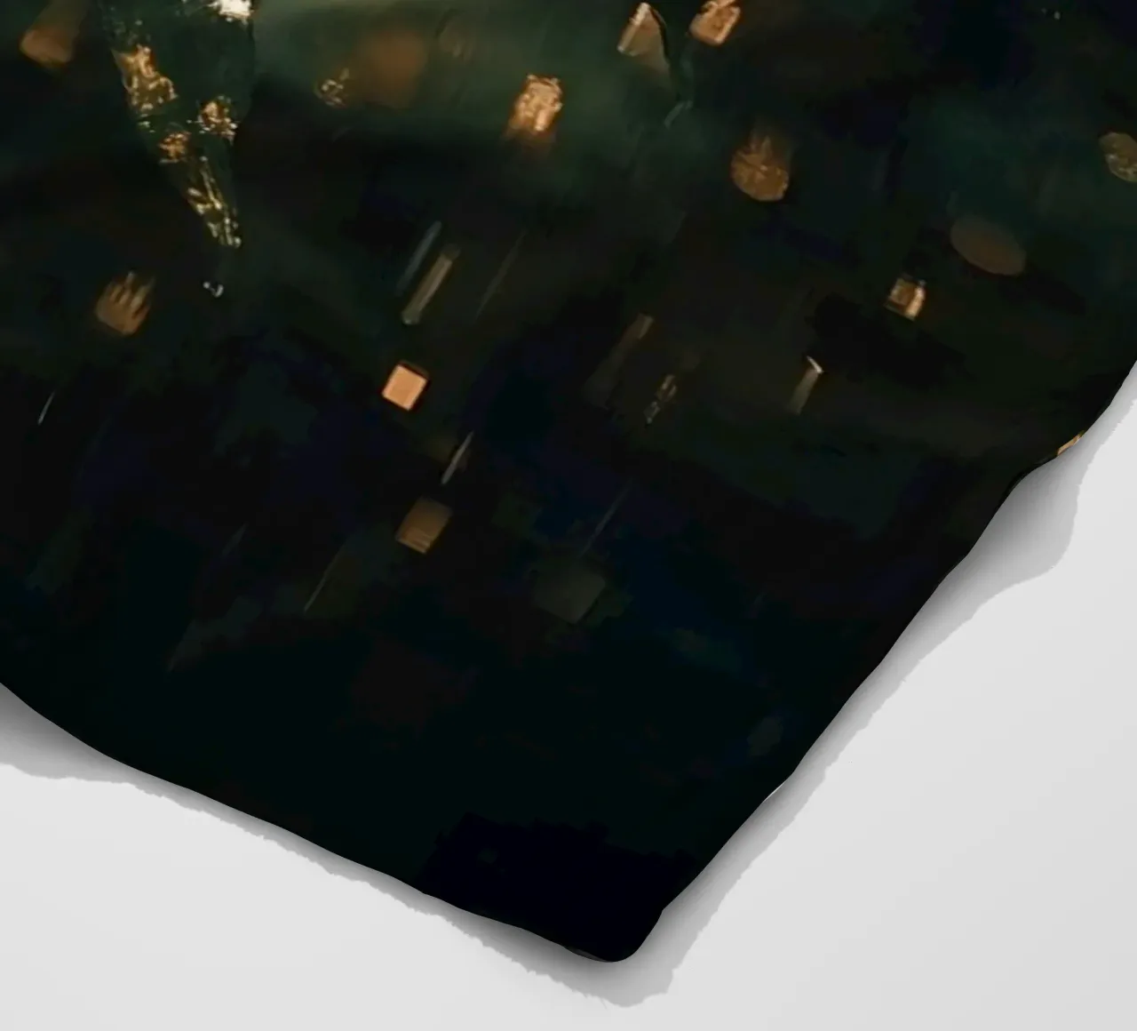 Luce solare e pioggia sulle foglie verde scuro coperta in pile da DesignDoodle