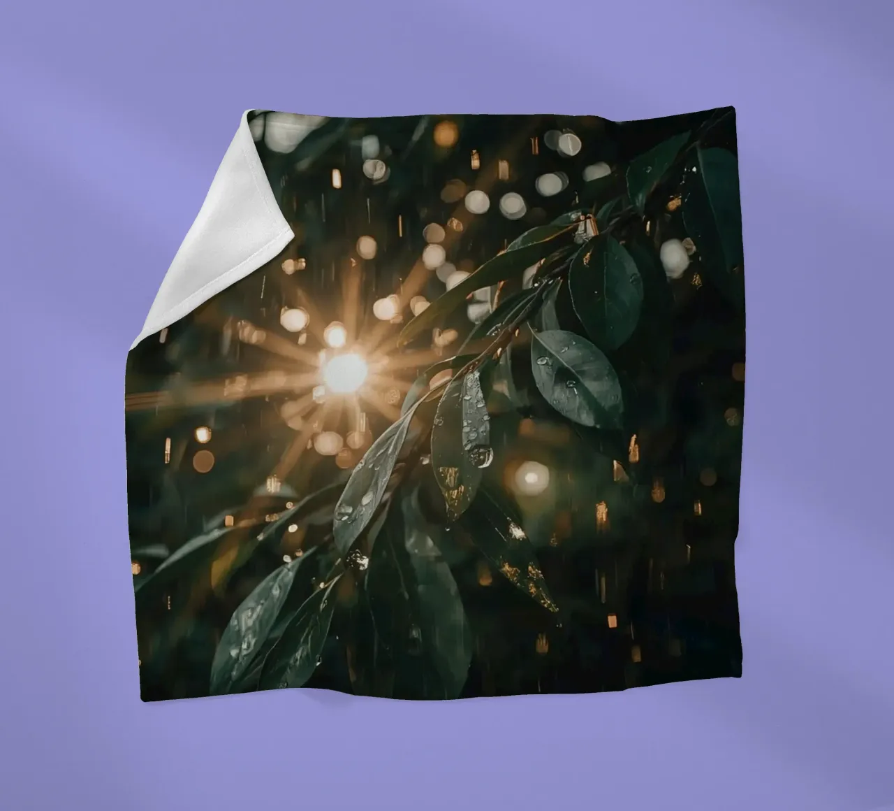 Luce solare e pioggia sulle foglie verde scuro coperta in pile da DesignDoodle