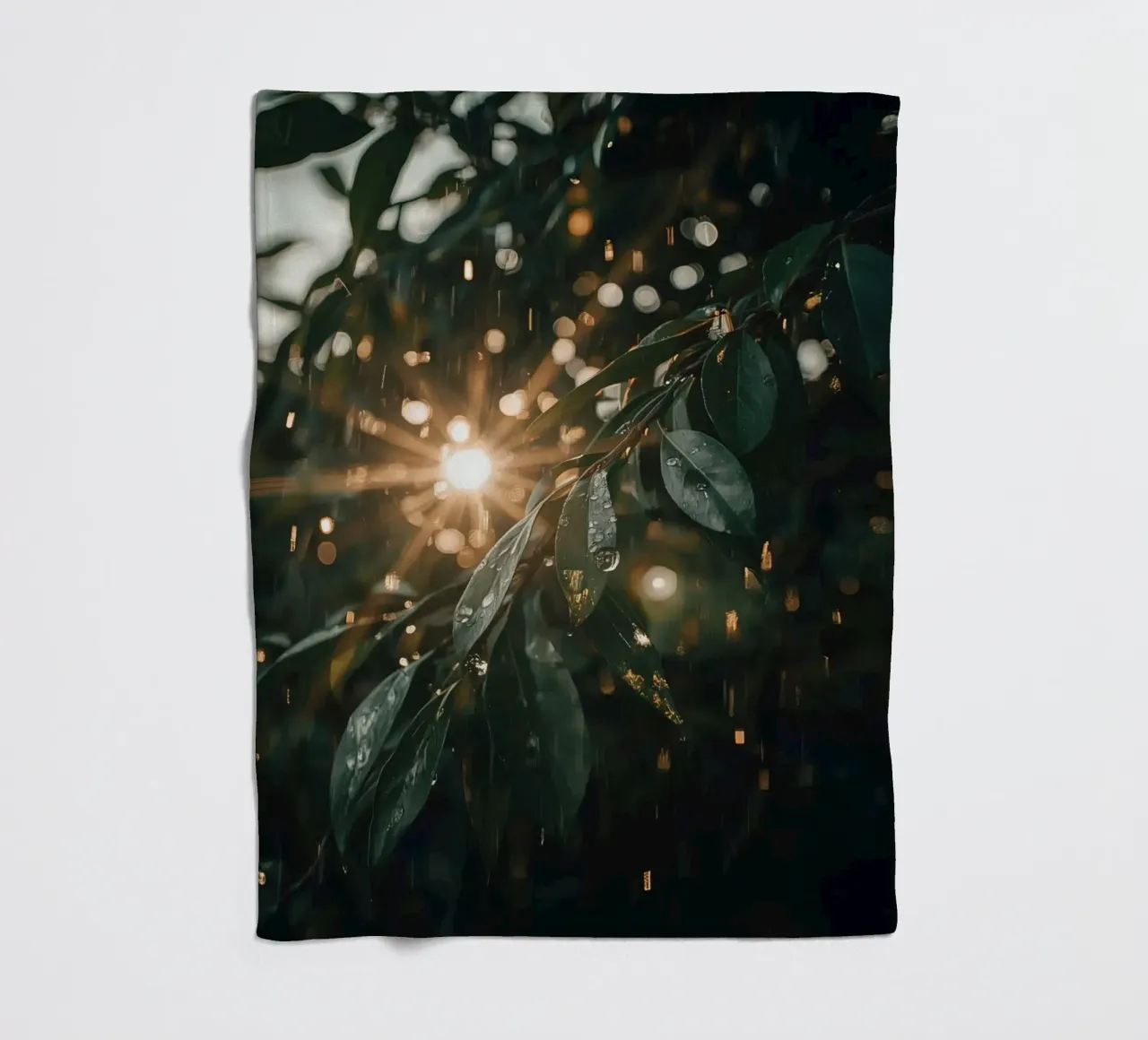 Luce solare e pioggia sulle foglie verde scuro coperta in pile da DesignDoodle