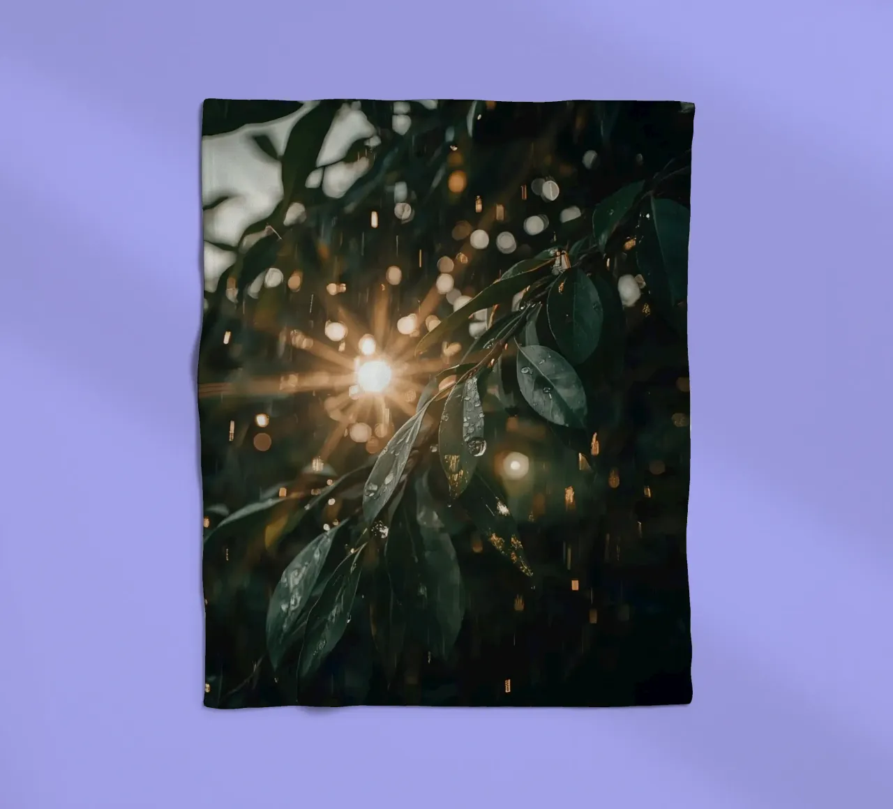 Luce solare e pioggia sulle foglie verde scuro coperta in pile da DesignDoodle