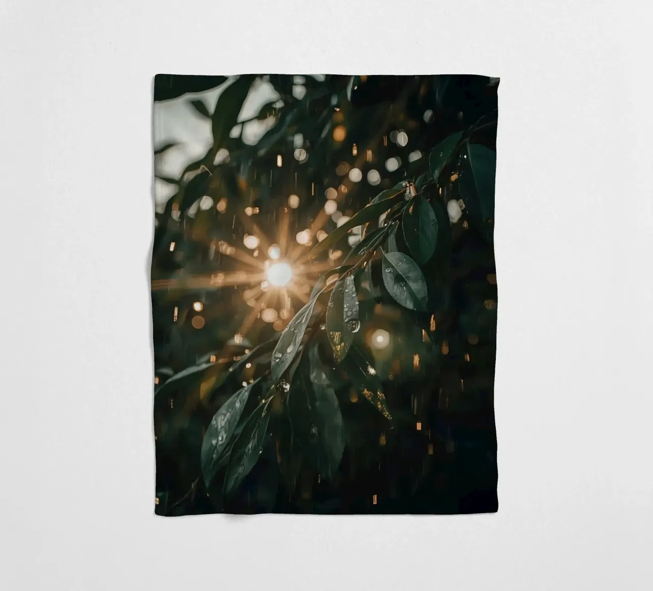 Luce solare e pioggia sulle foglie verde scuro coperta in pile da DesignDoodle