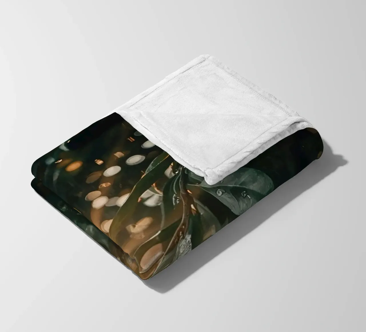 Luce solare e pioggia sulle foglie verde scuro coperta in pile da DesignDoodle