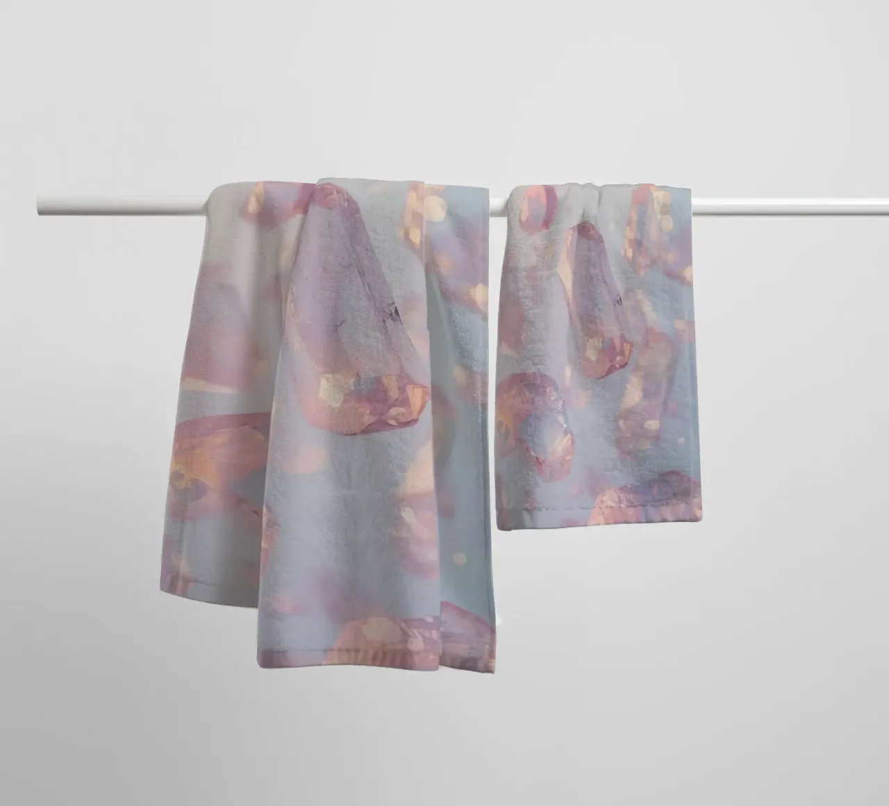 Cristalli trasparenti rosati asciugamano da bagno da DesignDoodle