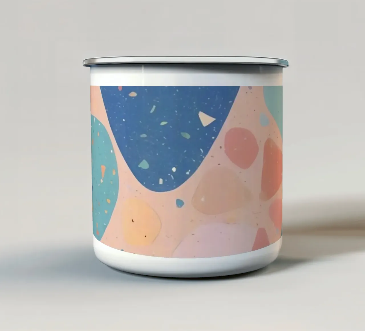 Motivo Terrazzo con forme pastello e cuore blu tazza in smalto da DesignDoodle