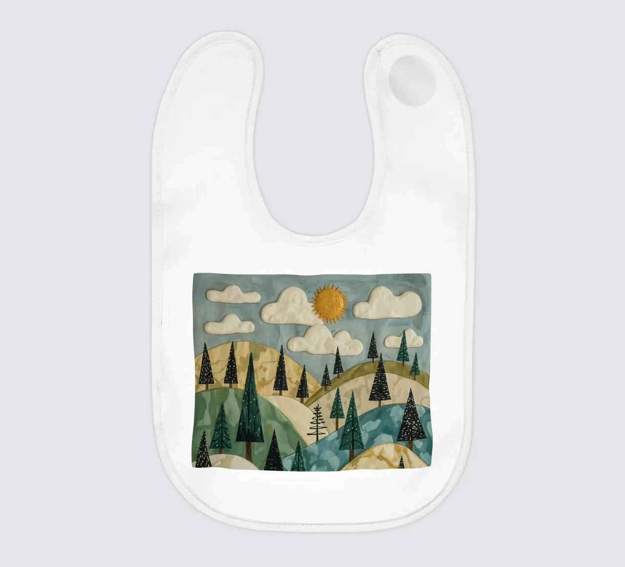 Paesaggio strutturato con alberi sempreverdi e sole bavaglino da DesignDoodle