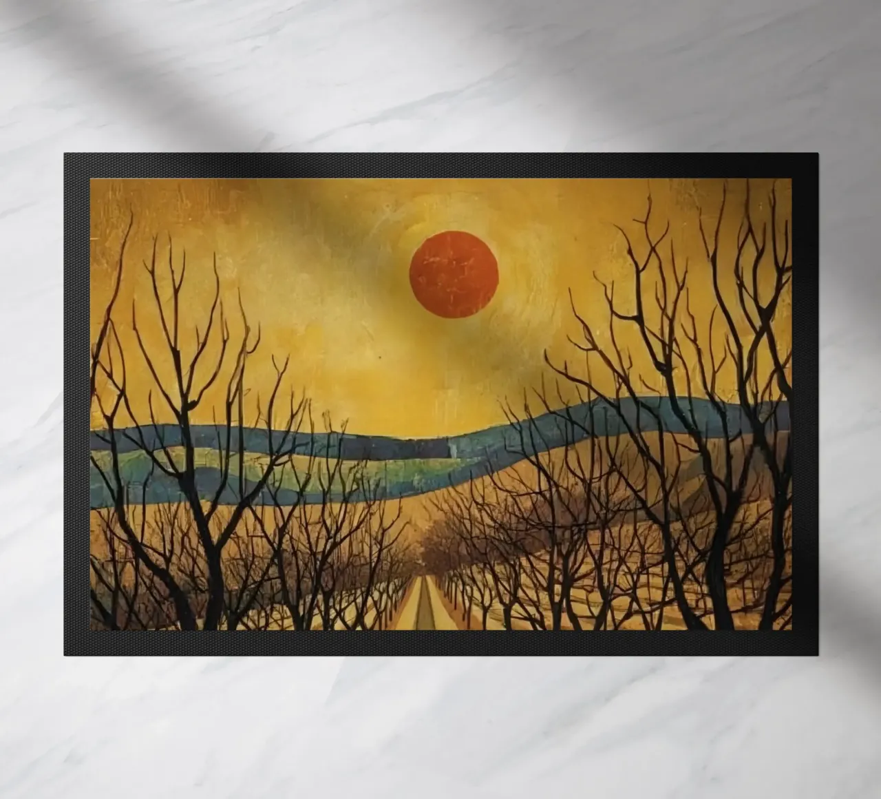 Sentier bordé d'arbres avec soleil rouge sur les champs et les arbres nus paillasson de DesignDoodle