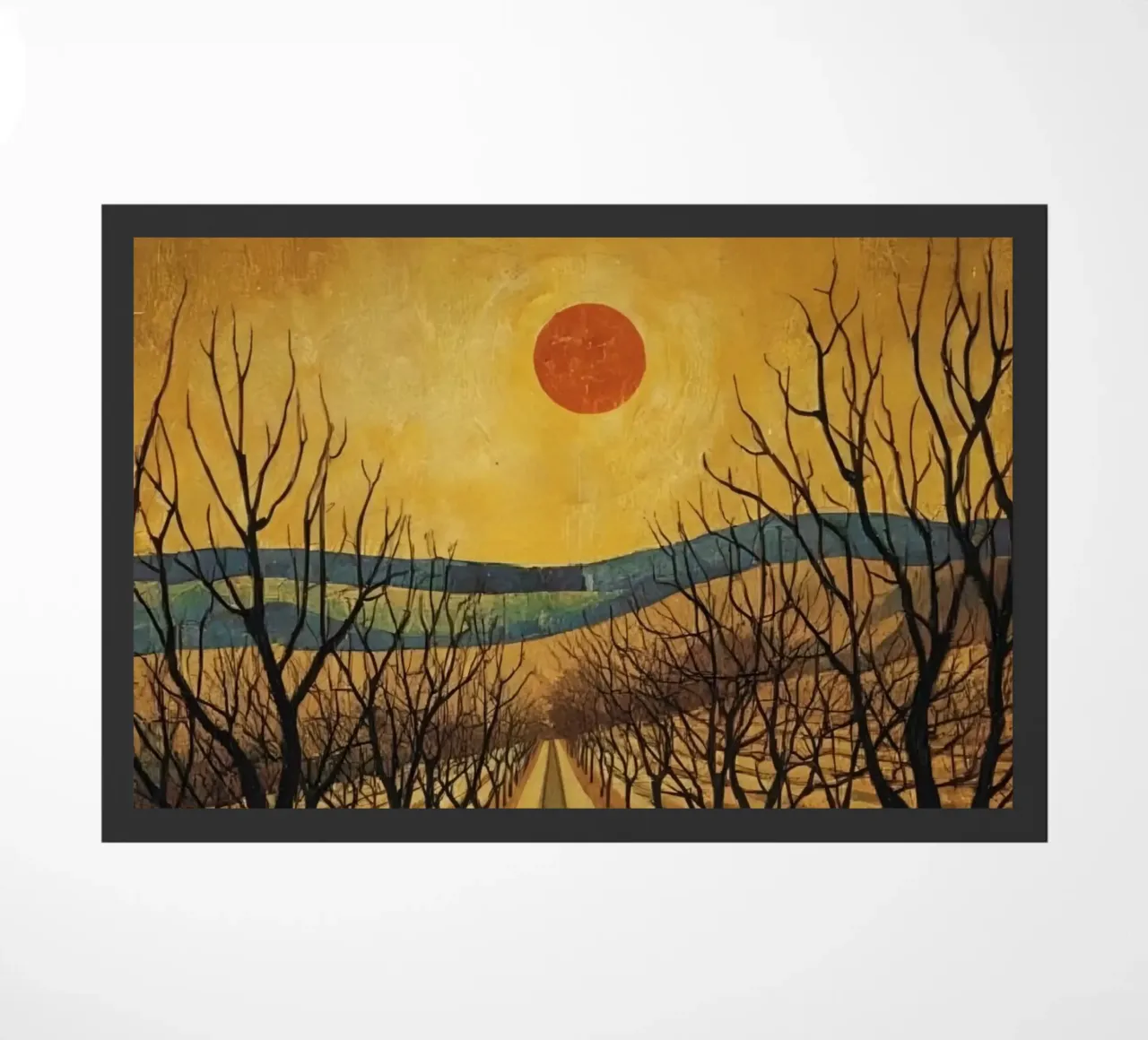 Sentier bordé d'arbres avec soleil rouge sur les champs et les arbres nus paillasson de DesignDoodle