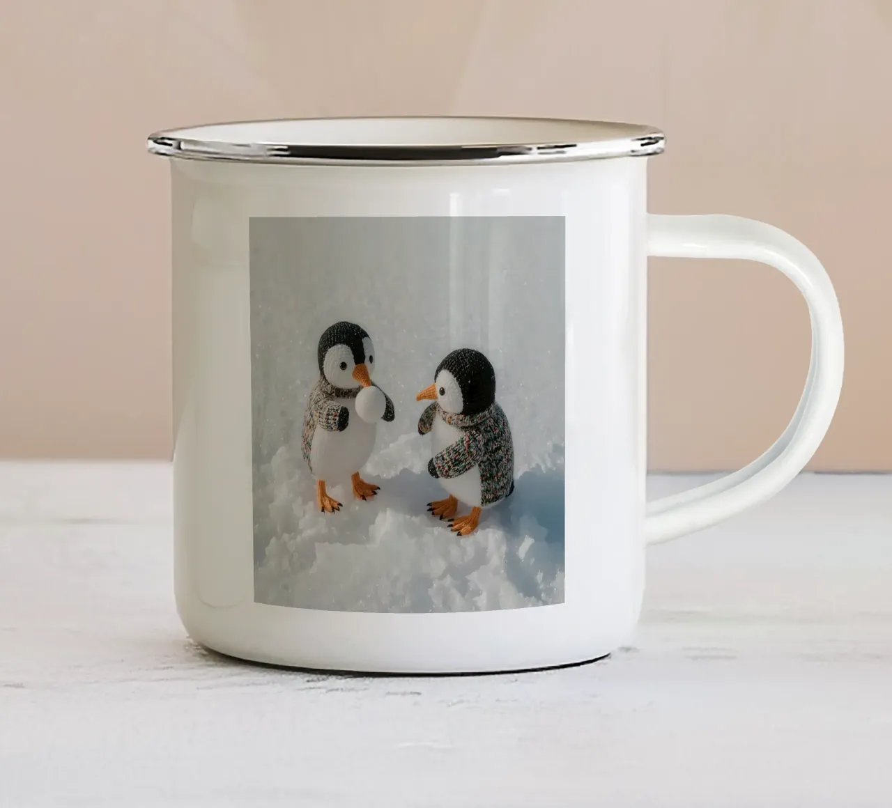 Due pinguini a maglia sulla neve tazza in smalto da DesignDoodle