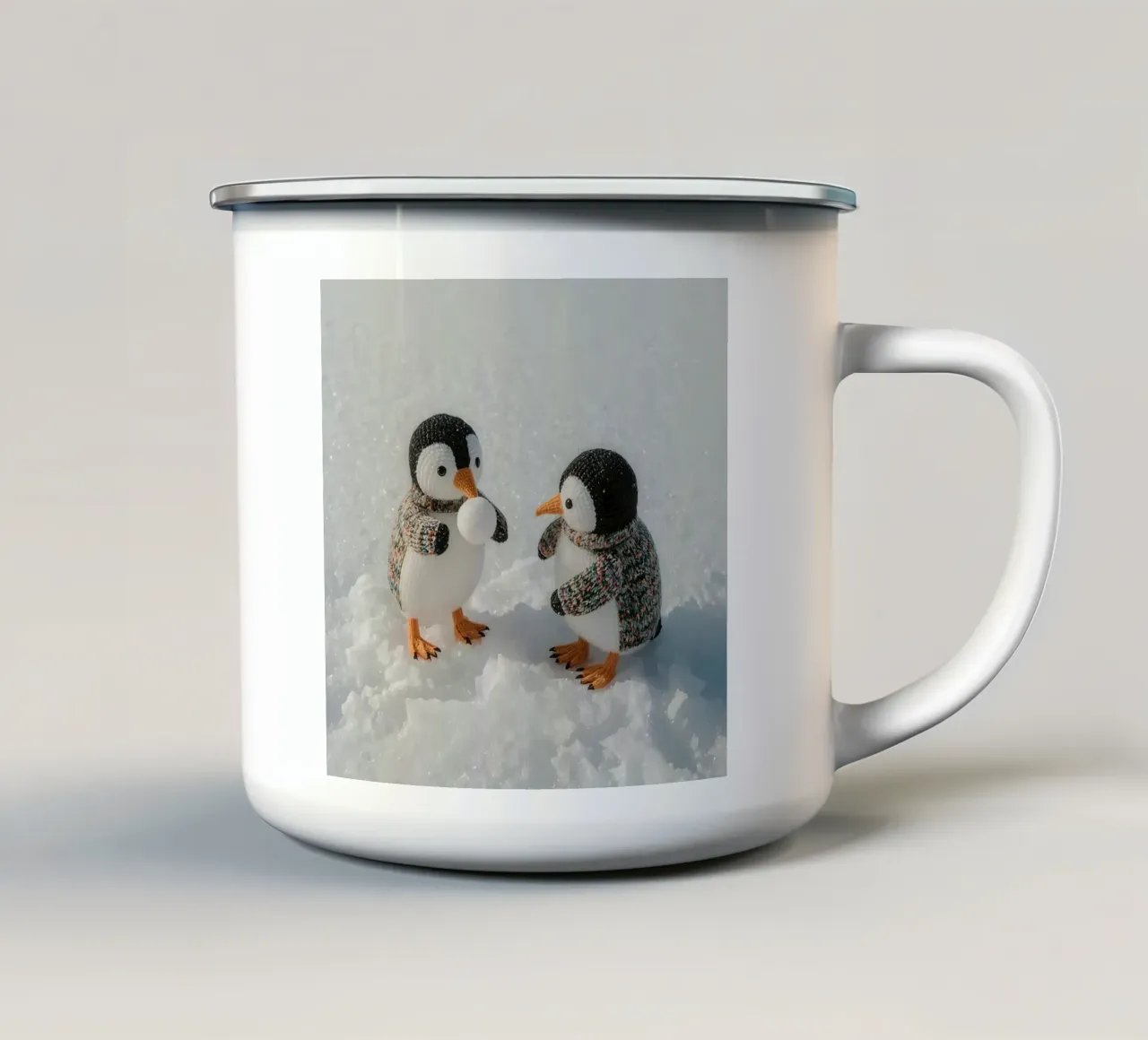 Due pinguini a maglia sulla neve tazza in smalto da DesignDoodle