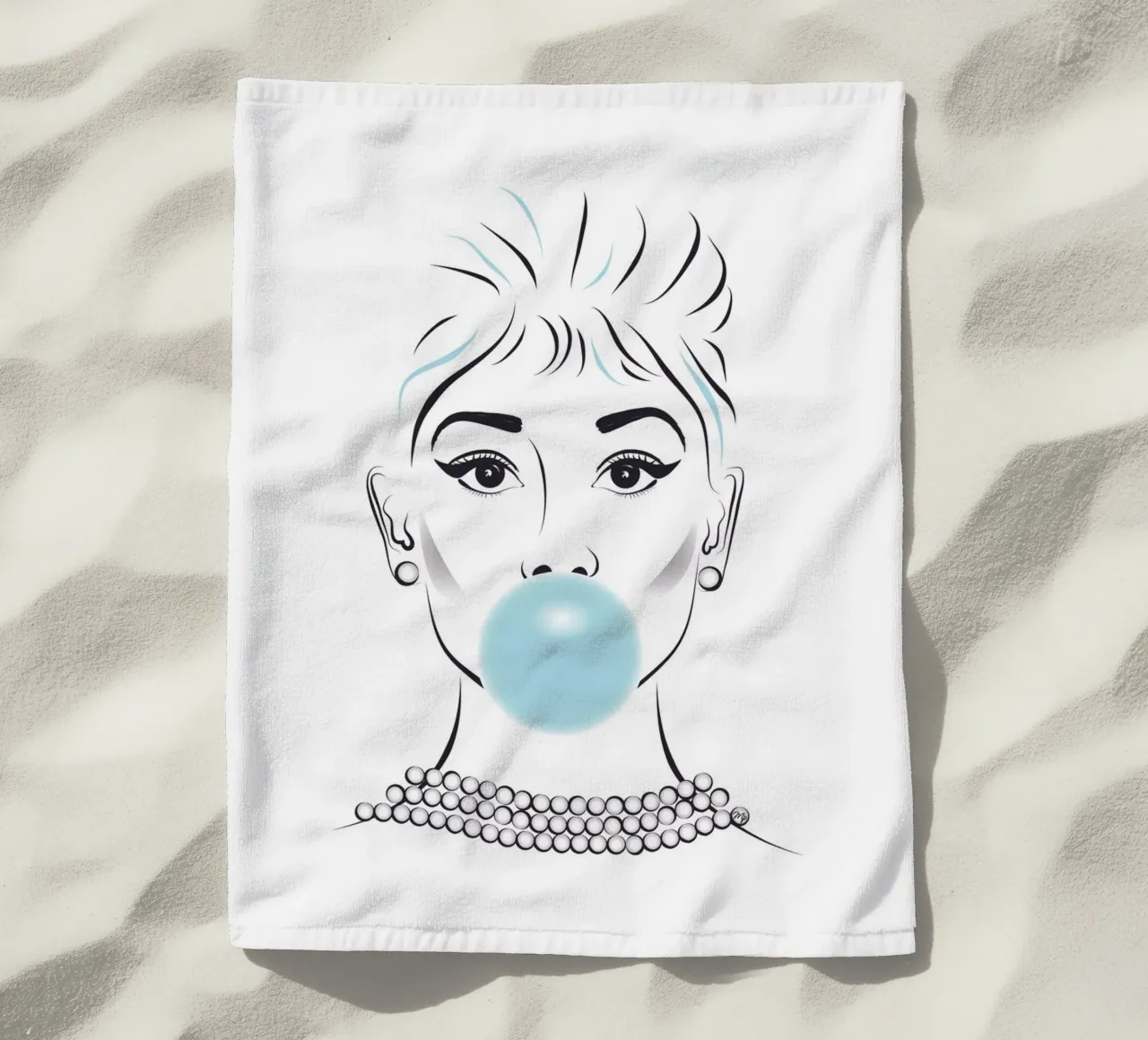 Ritratto di Audrey Hepburn con gomma da masticare telo mare da Martina
