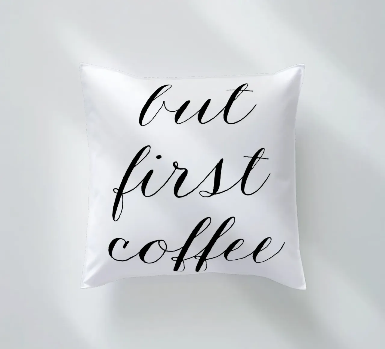 But First Coffee 10 cuscino da The Type Club Tokyo